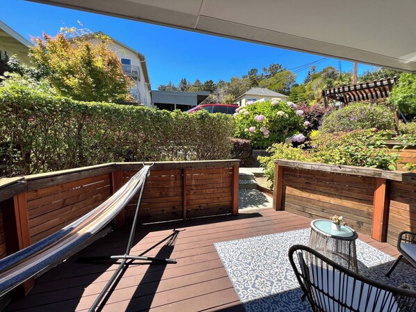 Terrace/patio - Charming Garden Oasis, Walkable, Laundry, Parking, 1 BR (Belmont)