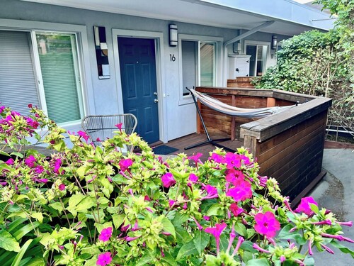 Charming Garden Oasis, Walkable, Laundry, Parking, 1 BR