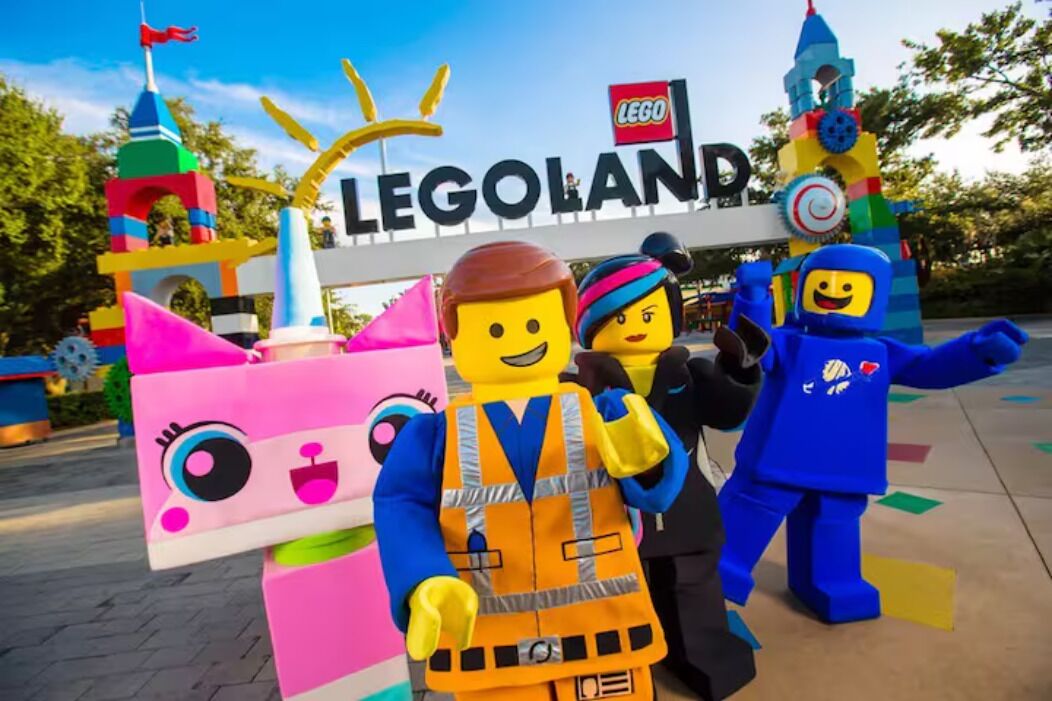 Personatges LEGO davant del rètol de LEGOLAND.