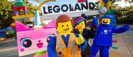 Personatges LEGO davant del rètol de LEGOLAND.