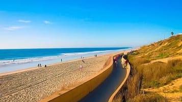 Playa en los alrededores, camastros y toallas de playa