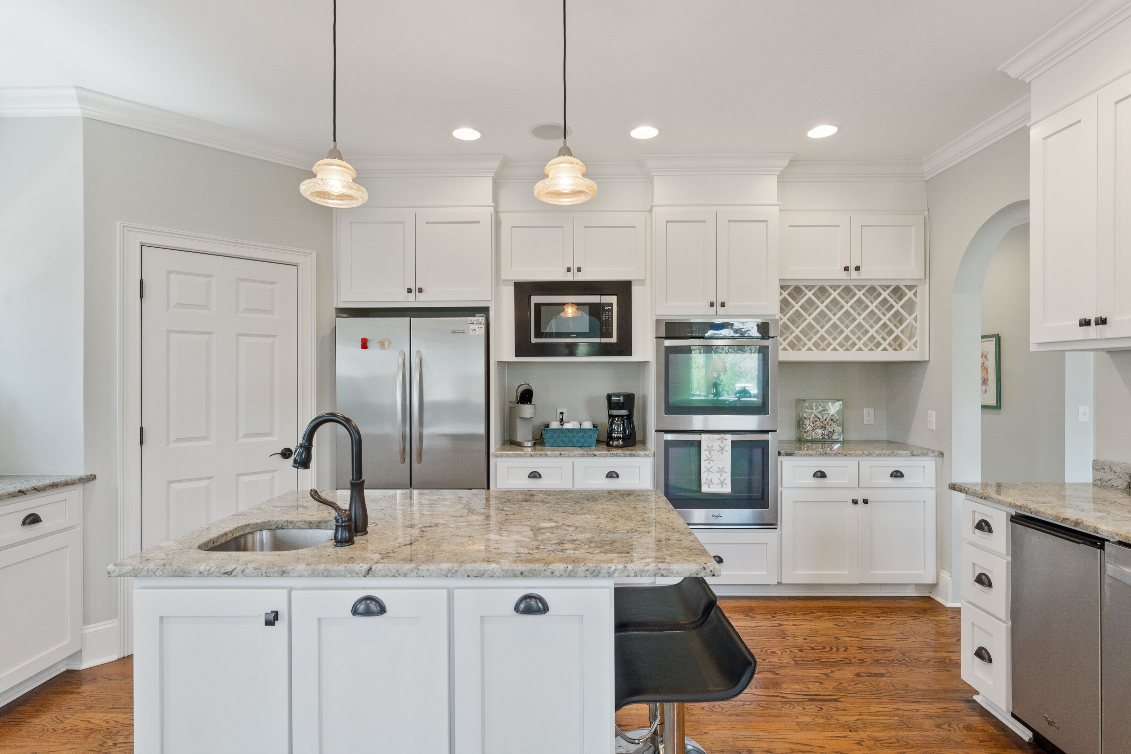 The Island Duck Away. Luxurious Beach House. Steps to beach, on the Golf Course