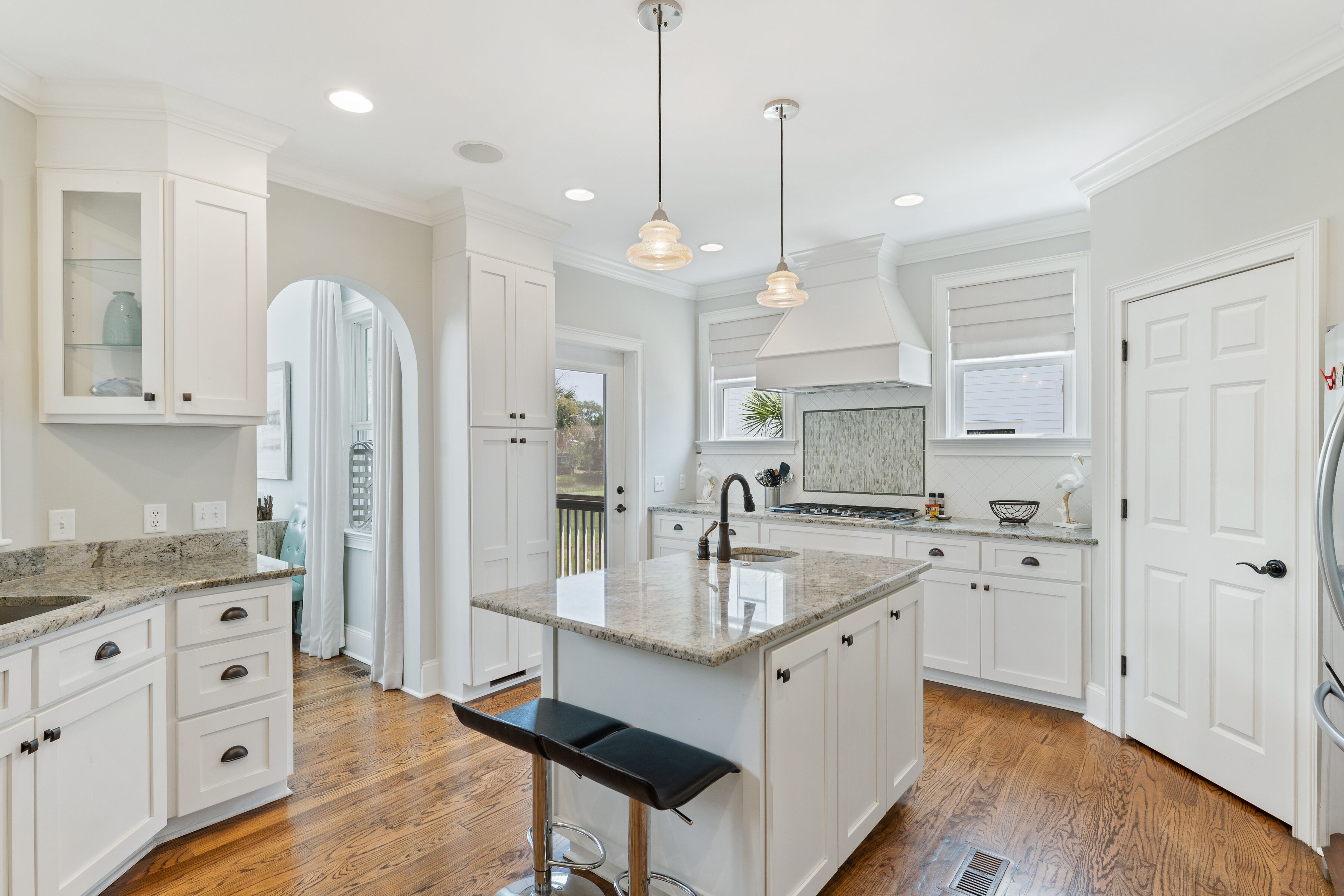 The Island Duck Away. Luxurious Beach House. Steps to beach, on the Golf Course