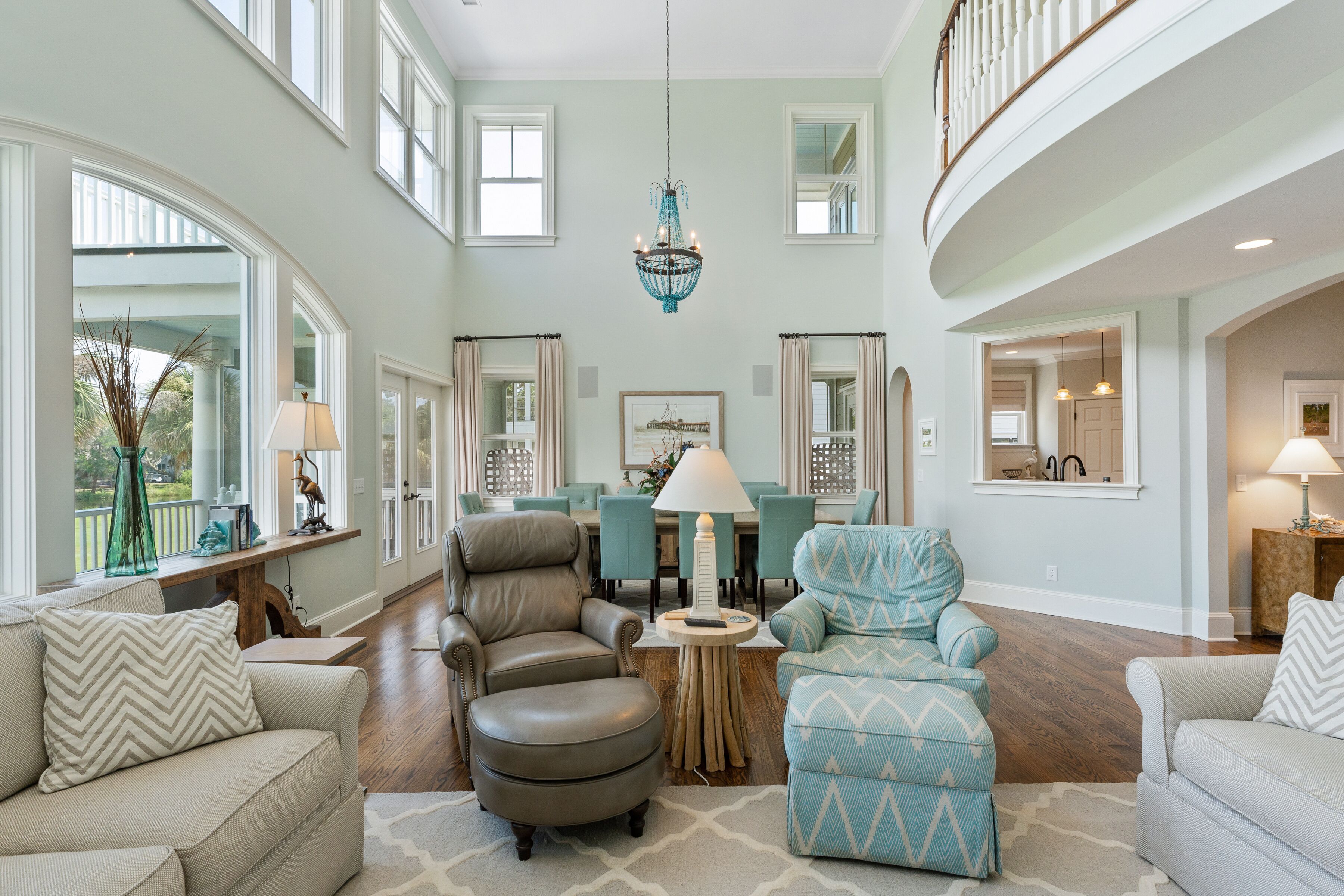 The Island Duck Away. Luxurious Beach House. Steps to beach, on the Golf Course