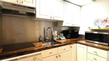 Réfrigérateur, micro-ondes, lave-vaisselle, cafetière/bouilloire