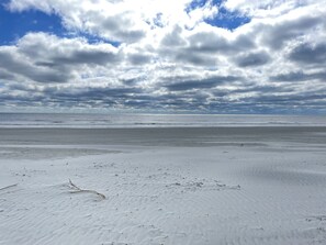 بالقرب من الشاطئ، كراسي للتشمس، مناشف للشاطئ