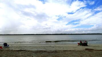 Playa en los alrededores, camastros y toallas de playa