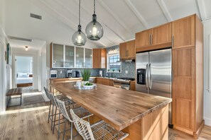 Frigorifero, microonde, forno, piano cottura