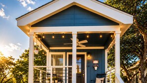 A house with a porch, steps, and a garden. - Relaxing Getaway in the Texas Hill Country - Sweet Ginger Cottage (Canyon Lake)