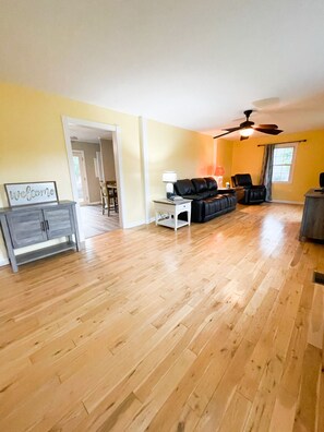 Smart TV - 15 Minutes to Emerald Isle & 9 minutes to Hubert Gate this remodeled home awaits (Hubert)