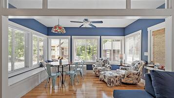 Smart TV, servicios de streaming, videoteca y estéreo