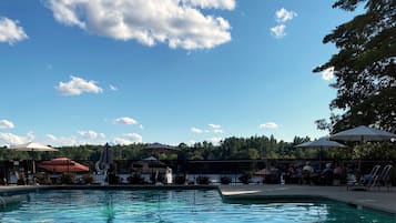 Alberca al aire libre y alberca climatizada
