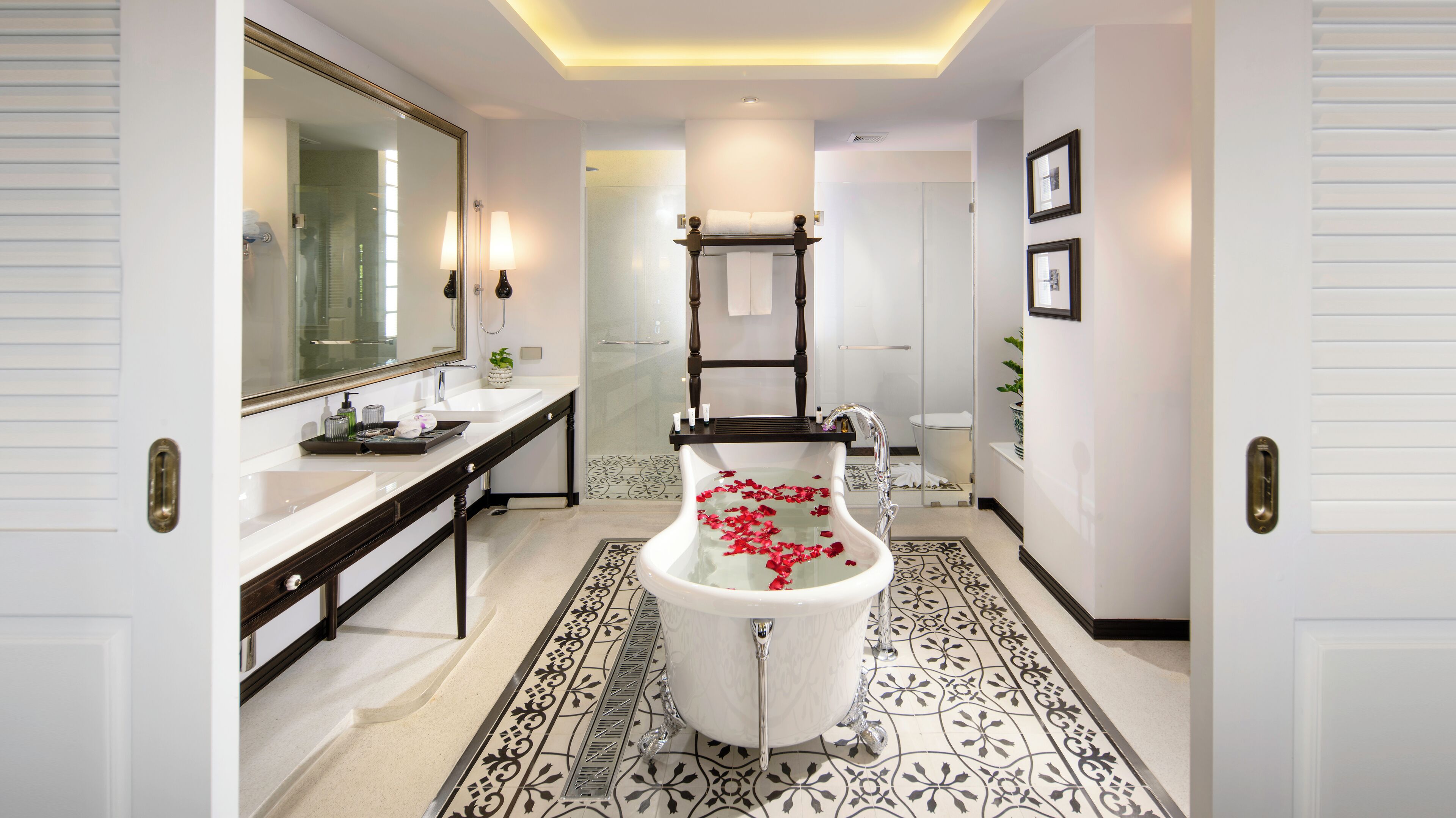 Grand Suite | 浴室 | 独立的浴缸和淋浴、大花洒淋浴喷头、名牌洗护用品、吹风机