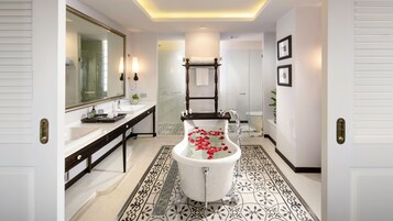 Grand Suite | Baño | Bañera y ducha independientes y cabezal de ducha tipo lluvia