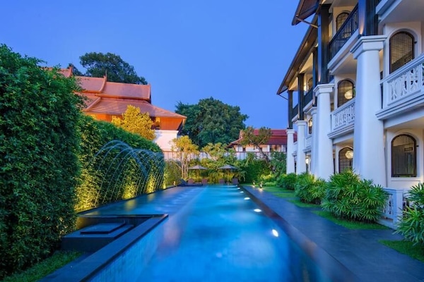 Außenpool, Sonnenschirme, Liegestühle