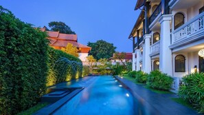 屋外プール、プール パラソル、サンラウンジャー