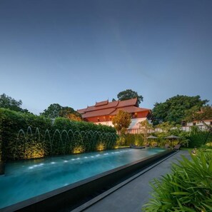 Kolam renang outdoor, dengan payung kolam renang dan kursi berjemur