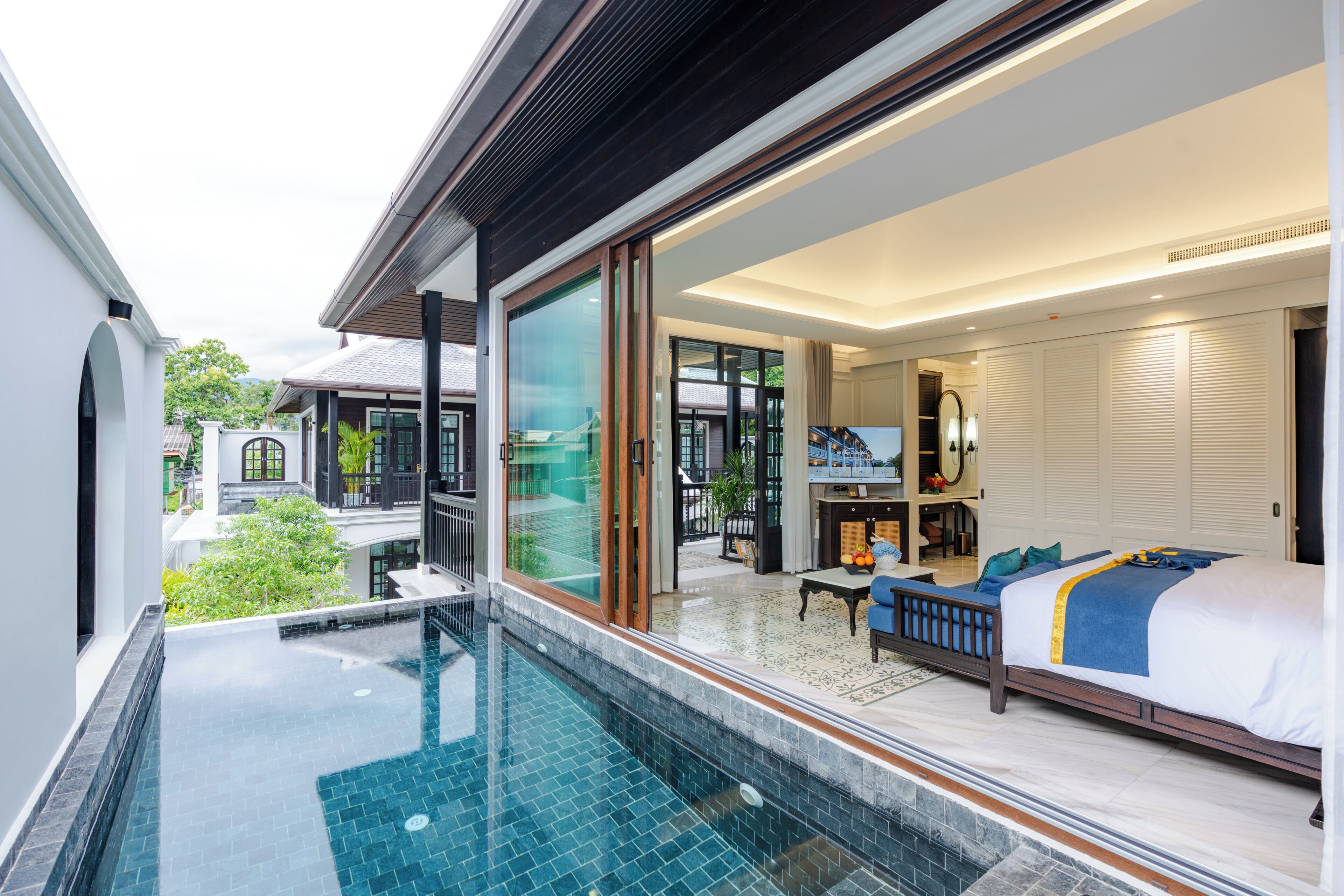 Suite with Private Pool | Living area | 55-inch Smart TV with cable channels, TV