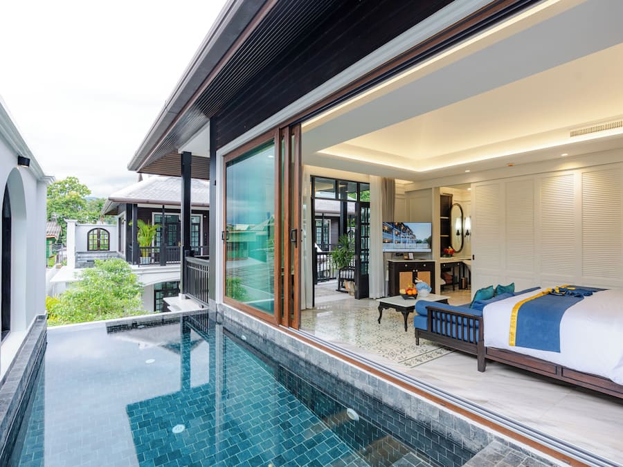 Suite with Private Pool | Ruang tamu | 55 inci sebuah televisyen pintar dengan kabel, TV