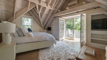 4 bedrooms, desk, iron/ironing board, free WiFi