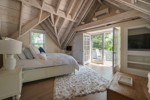 Beautiful 4 BR, 2 BA home a block fr Harbor, World Class dining