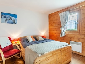 3 bedrooms, travel crib, WiFi, bed sheets