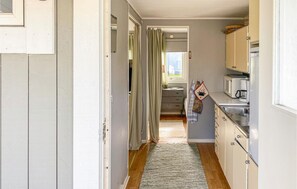 Kühlschrank, Herdplatte, Wasserkocher mit Kaffee-/Teezubehör