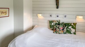 A bedroom with a bed, a wall-mounted light fixture, and a framed picture. - Awesome home in Falkenberg with WiFi (Falkenberg)