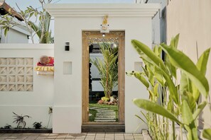 Vista frontal de la propiedad