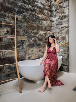 Villa | Bathroom | Hydromassage showerhead, hair dryer, bidet, towels