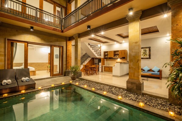 Villa | Área de sala de estar | Smart TV de 32 pulgadas con canales digitales y televisión 