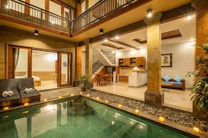 Villa | Zona de estar | Smart TV de 32 pulgadas con canales digitales, una televisión