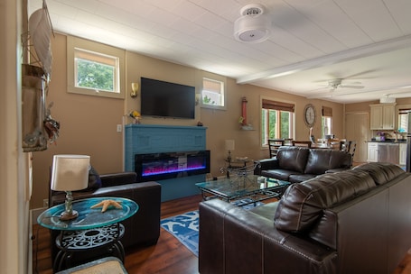Smart TV, fireplace, books. All You Need Is Your Fur Baby And The Beach! (% of each stay donated to rescue)
