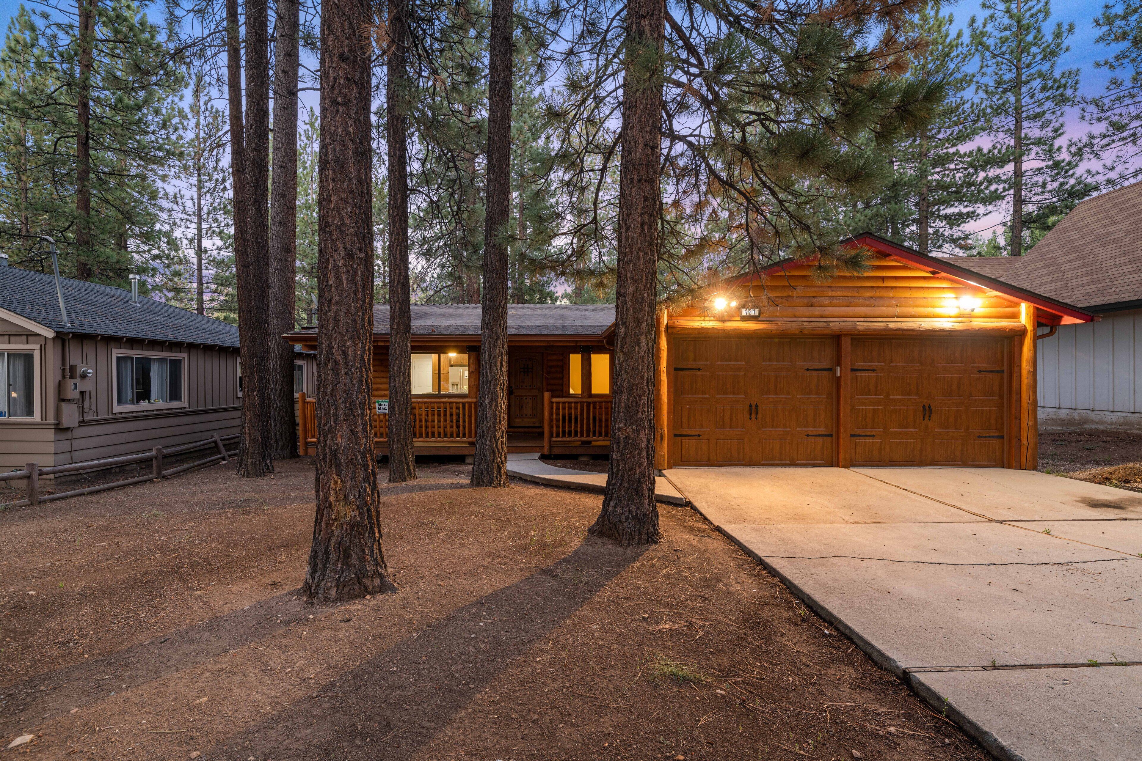 Cozy Pet Friendly Cabin, Prime Location w/NEW Hot Tub 