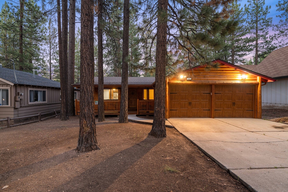 Cozy Pet Friendly Cabin, Prime Location w/NEW Hot Tub