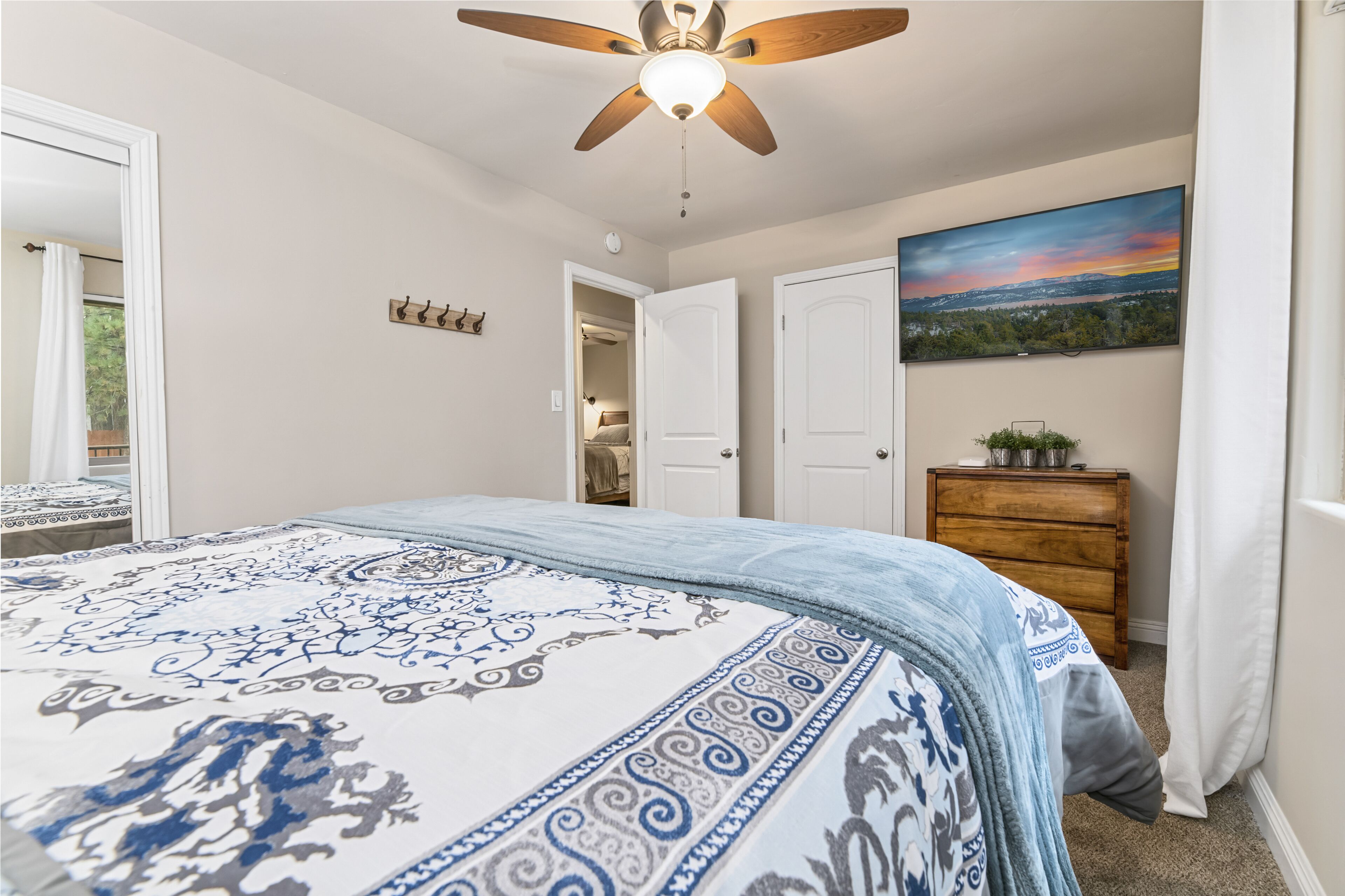 Cozy Pet Friendly Cabin, Prime Location w/NEW Hot Tub 