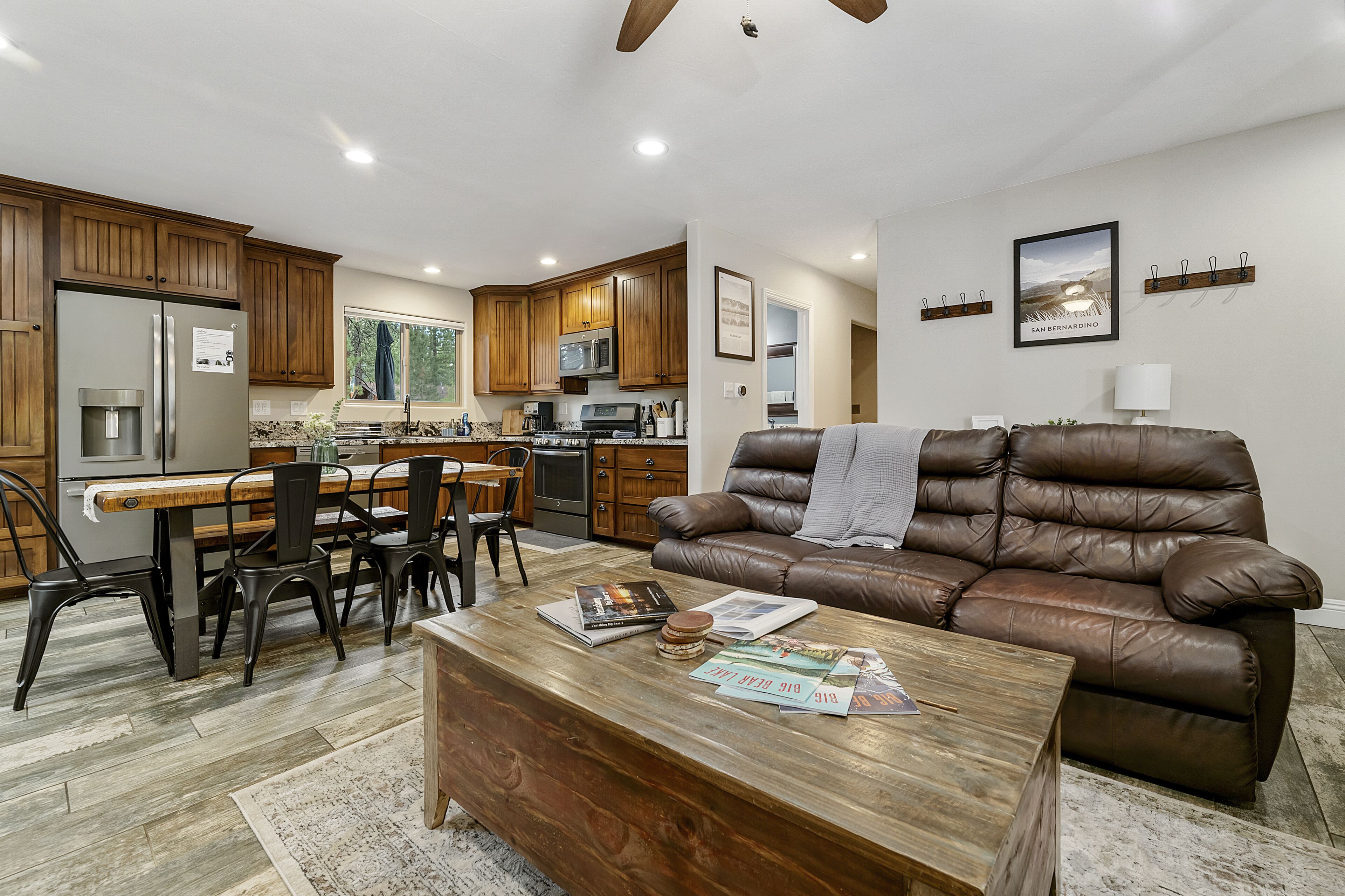 Cozy Pet Friendly Cabin, Prime Location w/NEW Hot Tub 