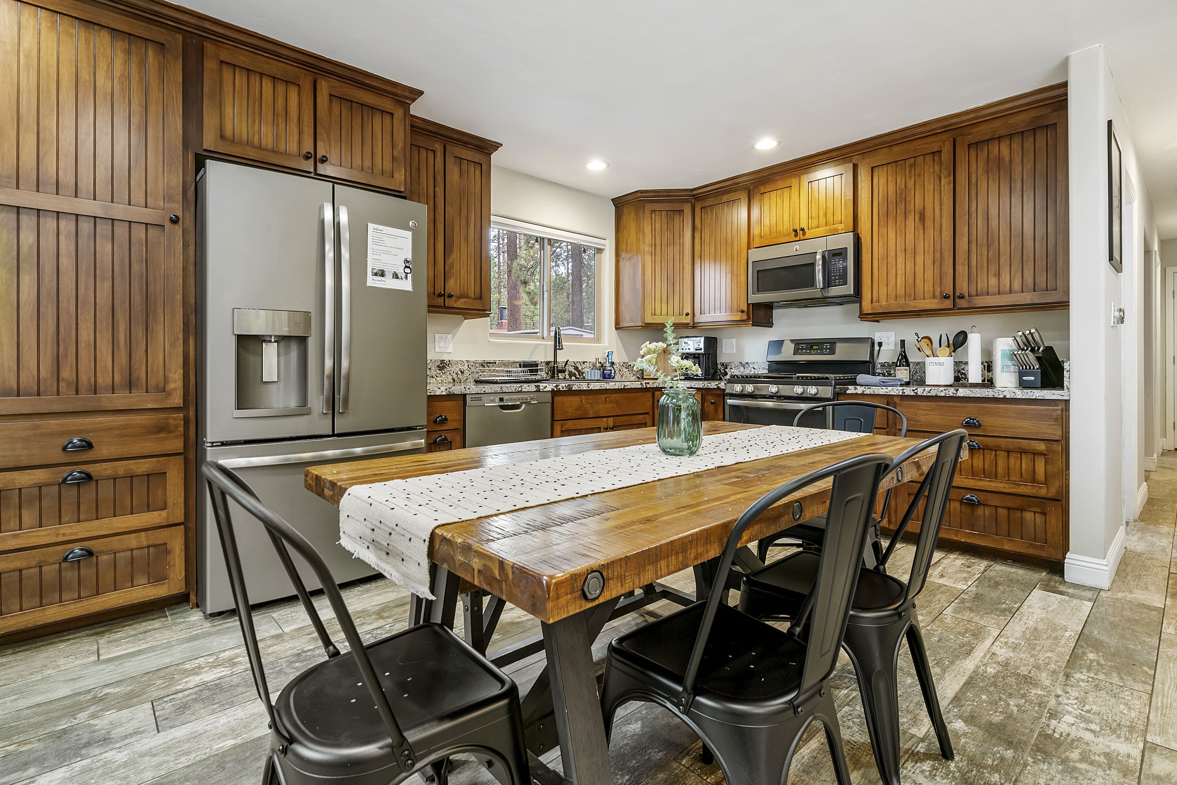 Cozy Pet Friendly Cabin, Prime Location w/NEW Hot Tub 