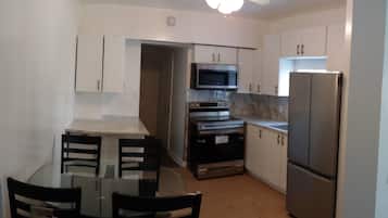 Een koelkast, een magnetron