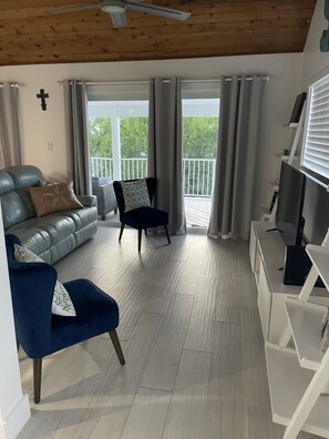 Smart TV, books - Little Piece of Paradise (AVAIL Oct-Dec) (Islamorada)