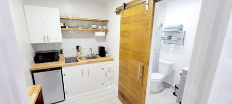 Fridge, microwave, stovetop, coffee/tea maker. Private 1 bedroom apt/full kitchen/big shower.
