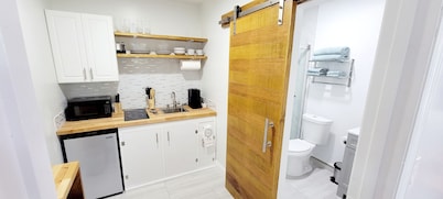 Private 1 bedroom apt/full kitchen/big shower.