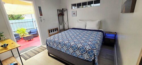 Private 1 bedroom apt/full kitchen/big shower.