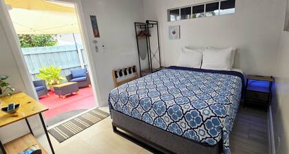 Private 1 bedroom apt/full kitchen/big shower.