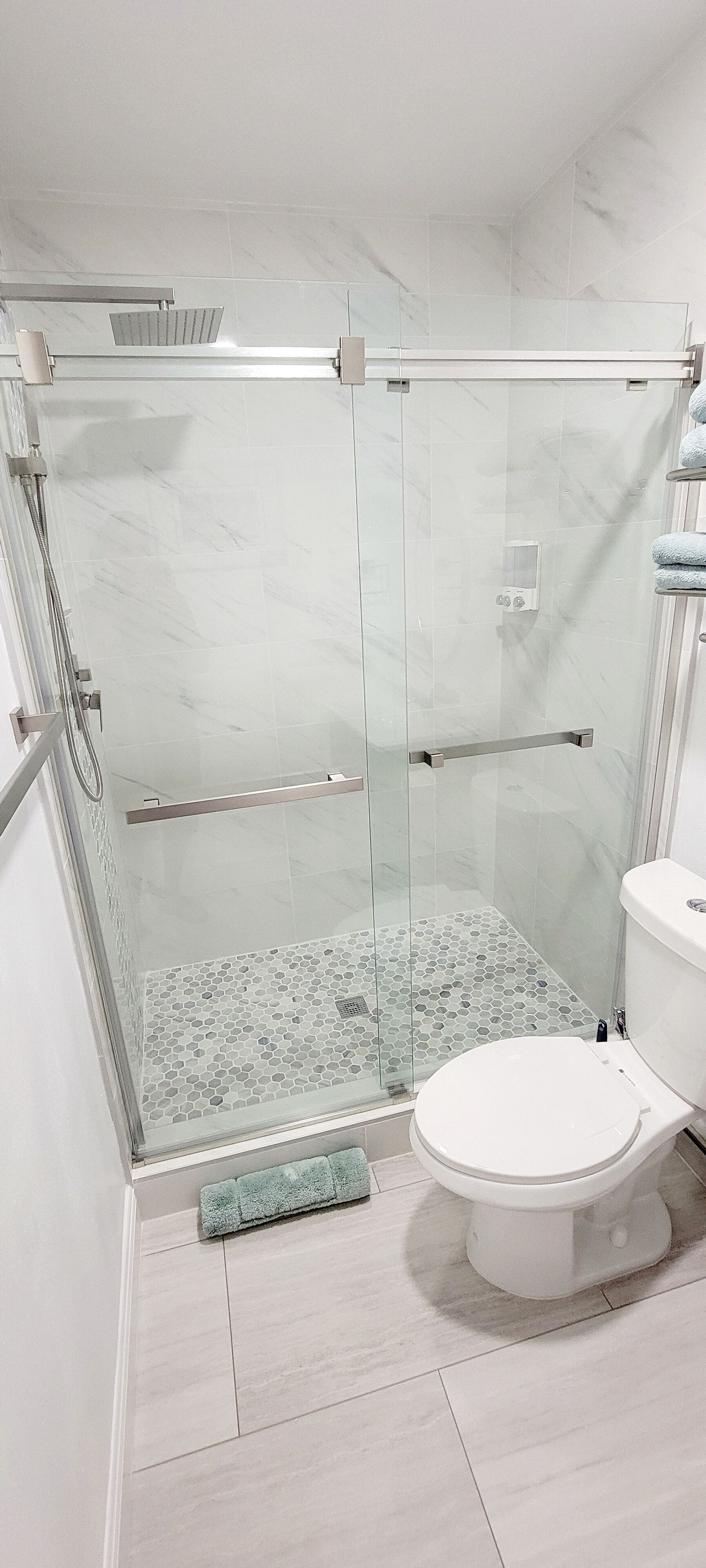 Suihku, hiustenkuivaaja, pyyhkeet, saippua