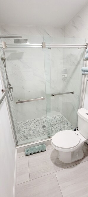 Dusj, hårføner, håndklær og såpe