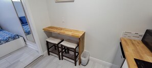 1 soverom, safe på rommet, strykejern/-brett og wi-fi (inkludert)