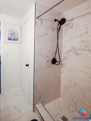 Secadora de cabello, toallas, jabón, papel de baño 