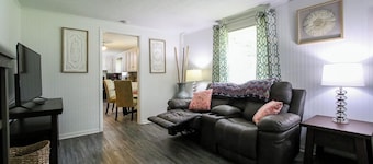 Cake Bungalow – Cozy Pet-Friendly Getaway Near I-95