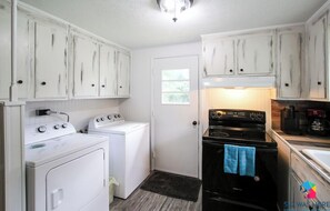 Kylskåp, mikrovågsugn, ugn och spishäll